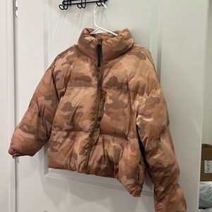 Fabletics cropped puffer jacket Camo size small